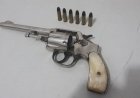 Homem é preso em flagrante por porte ilegal de arma de fogo após denúncia na zona norte de Marília.