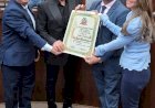Vereador João do Bar entrega título de cidadão mariliense a Matogrosso, da dupla Matogrosso & Mathias