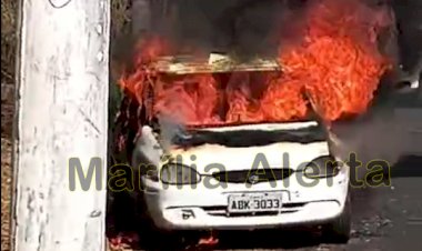 Carro fica destruído após pegar fogo na zona norte de Marília