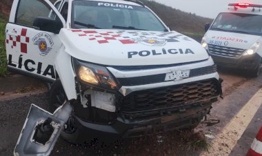 Viatura da PM capota na SP-294