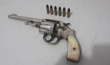 Homem é preso em flagrante por porte ilegal de arma de fogo após denúncia na zona norte de Marília.