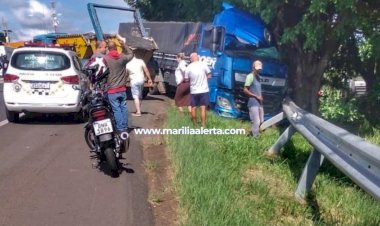 Carreta sai da pista, invade faixa contrária e bate em árvore na Rodovia do Contorno; motorista morre no local.