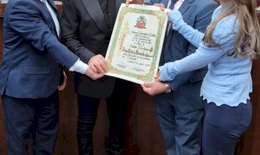 Vereador João do Bar entrega título de cidadão mariliense a Matogrosso, da dupla Matogrosso & Mathias