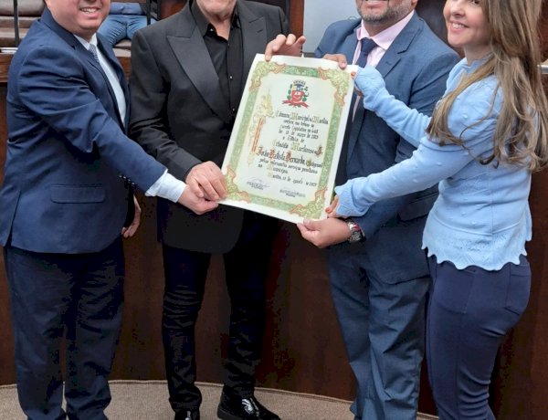 Vereador João do Bar entrega título de cidadão mariliense a Matogrosso, da dupla Matogrosso & Mathias