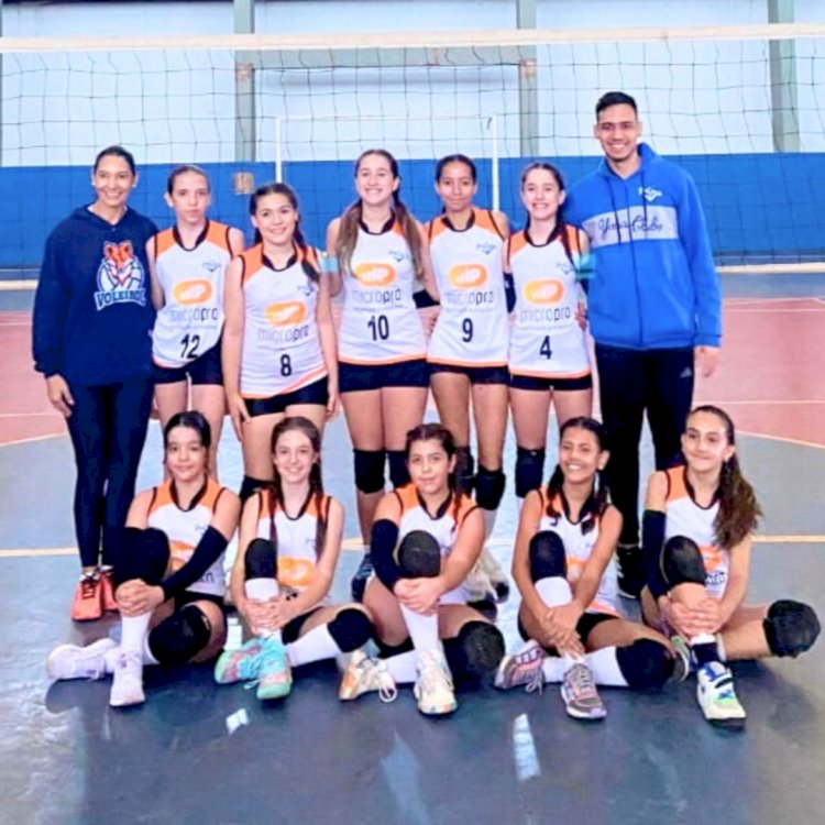 Equipe de Voleibol do Yara Clube Disputa Copas Regionais