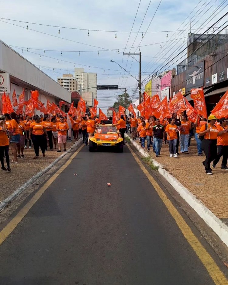 FENÔMENO LARANJA! Caminhada da Mudança traz a cor do otimismo para o centro de Marília