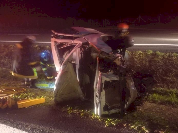 Mulher morre em capotamento na SP-294
