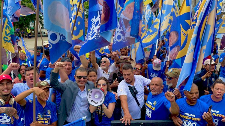 Centro de Marília é tomado por alegria em passeata da equipe de João Pinheiro, com mais de 150 apoiadores e líderes políticos