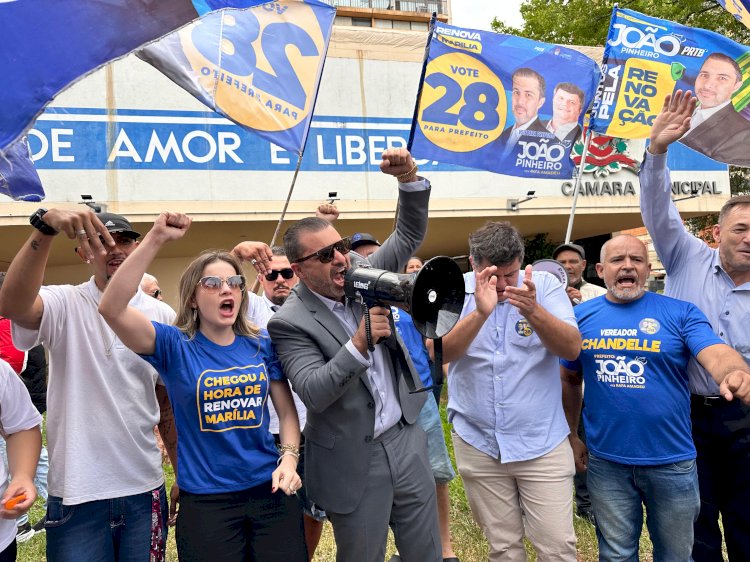 Centro de Marília é tomado por alegria em passeata da equipe de João Pinheiro, com mais de 150 apoiadores e líderes políticos