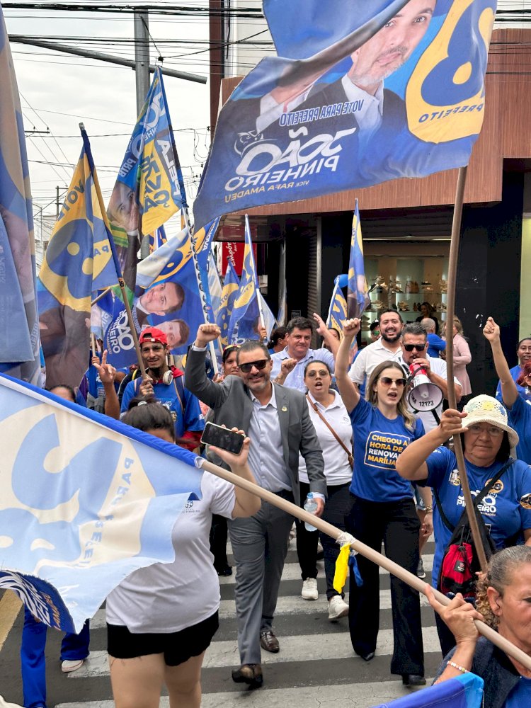 Centro de Marília é tomado por alegria em passeata da equipe de João Pinheiro, com mais de 150 apoiadores e líderes políticos