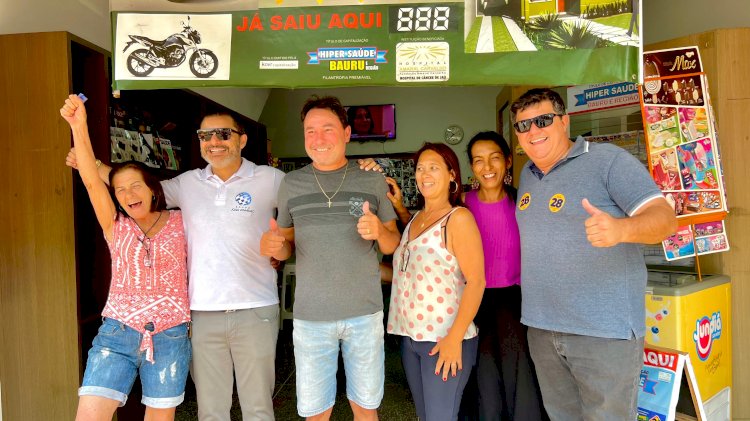 João Pinheiro Lidera Passeata Cheia de Energia e Interação com Eleitores