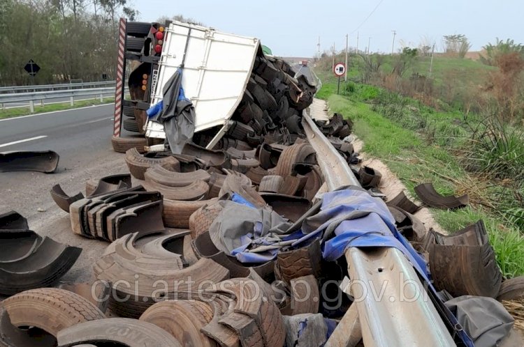 Carreta Tomba e Interdita Parcialmente Rodovia em Marília
