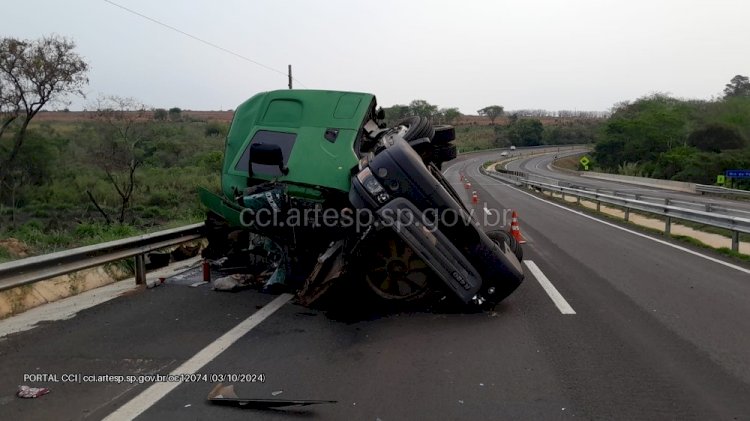 Carreta Tomba e Interdita Parcialmente Rodovia em Marília