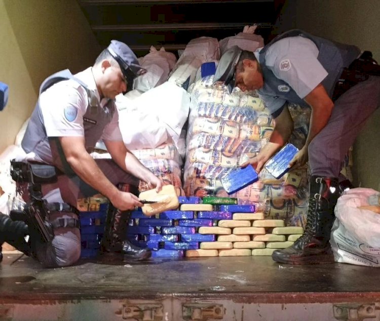 Homem é preso transportando carga de cocaína avaliada em R$ 50 milhões. Ocorrência foi apresentada na PF de Marília