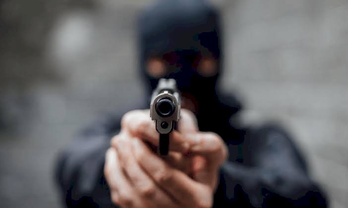 Ladrões armados e encapuzados invadem residência em Marília. Criminosos fugiram levando joias, celulares e R$ 10 mil 