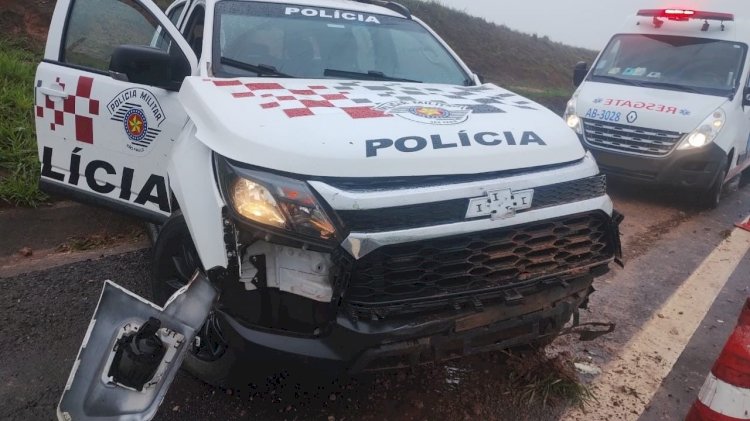 Viatura da PM capota na SP-294