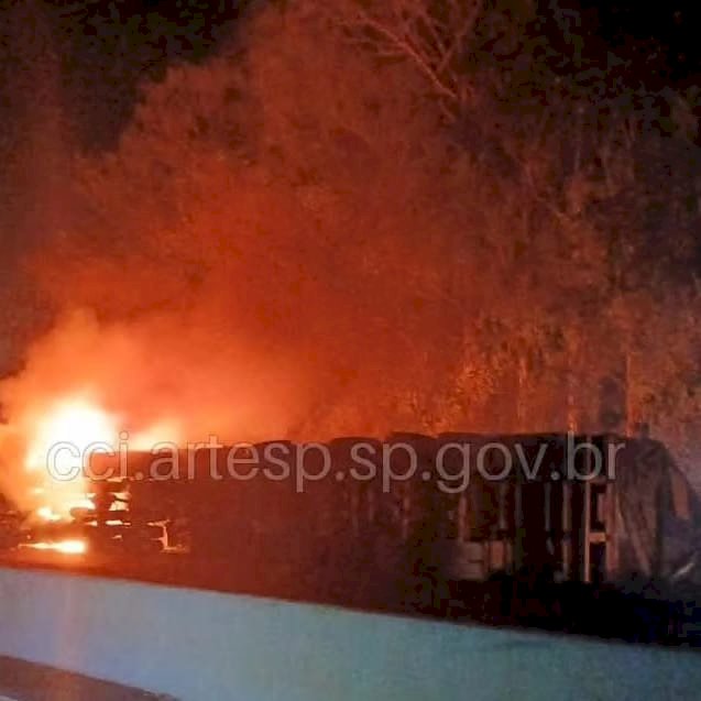 Pai e filha de Garça morrem após tombamento de carreta na SP-333