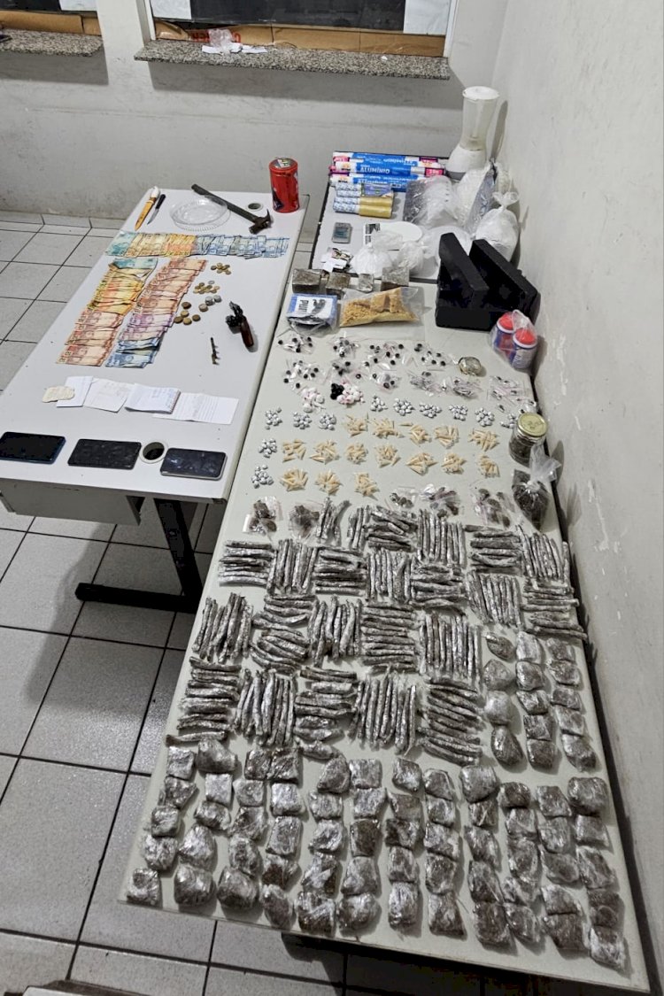Força Tática apreende drogas, dinheiro e revólver na zona sul de Marília. Três pessoas foram presas.