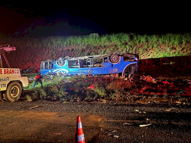 Acidente com ônibus deixa 6 mortos e 45 feridos na BR-153 em Marília